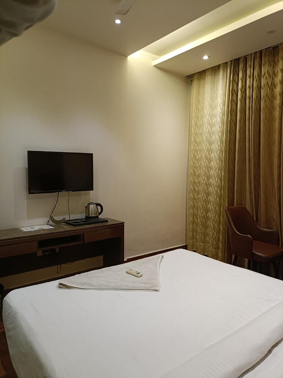 Hotel Parklane Агра Экстерьер фото