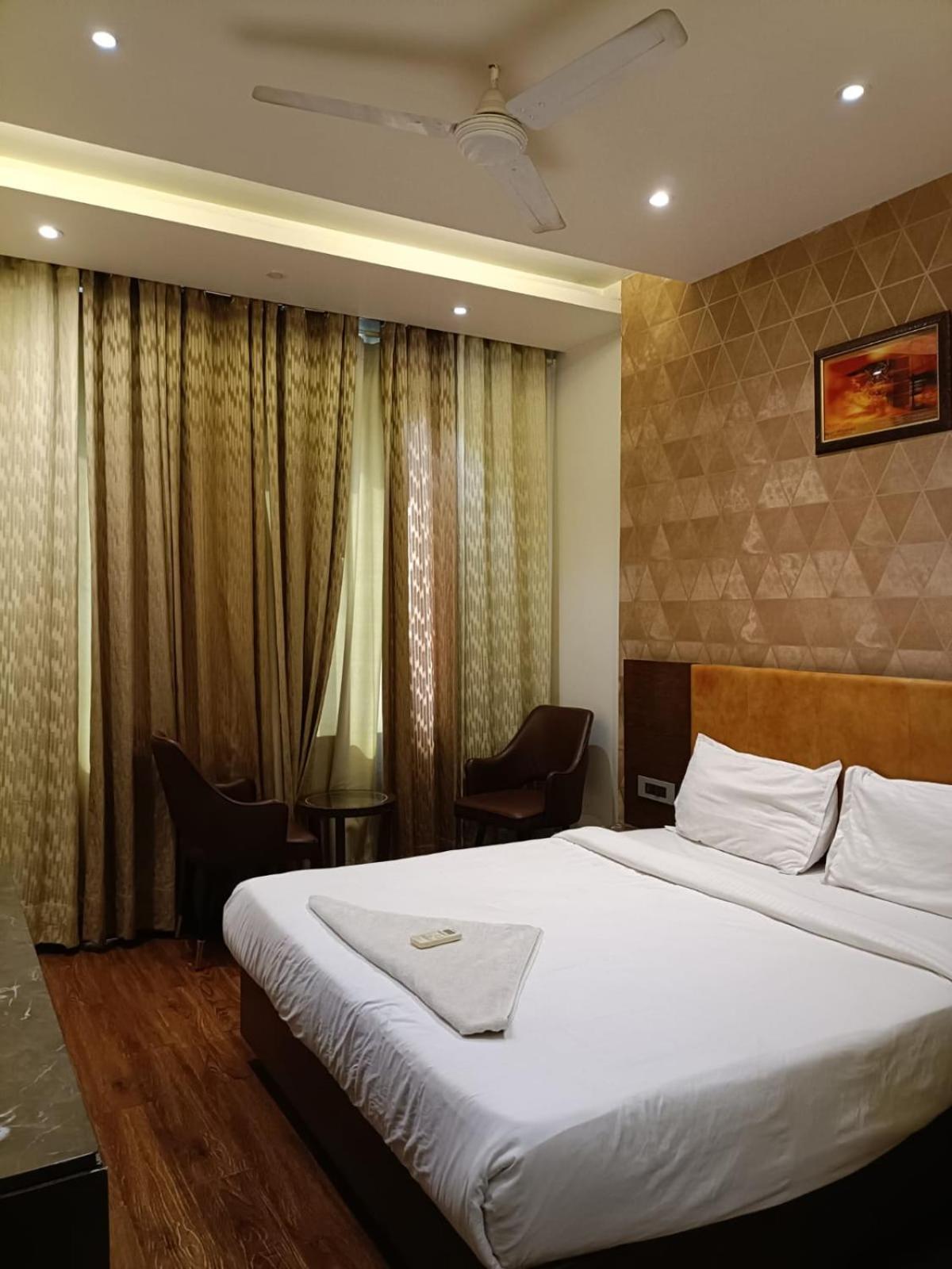 Hotel Parklane Агра Экстерьер фото